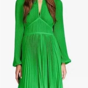Green Pleated V-Neck Long Sleeve Dress